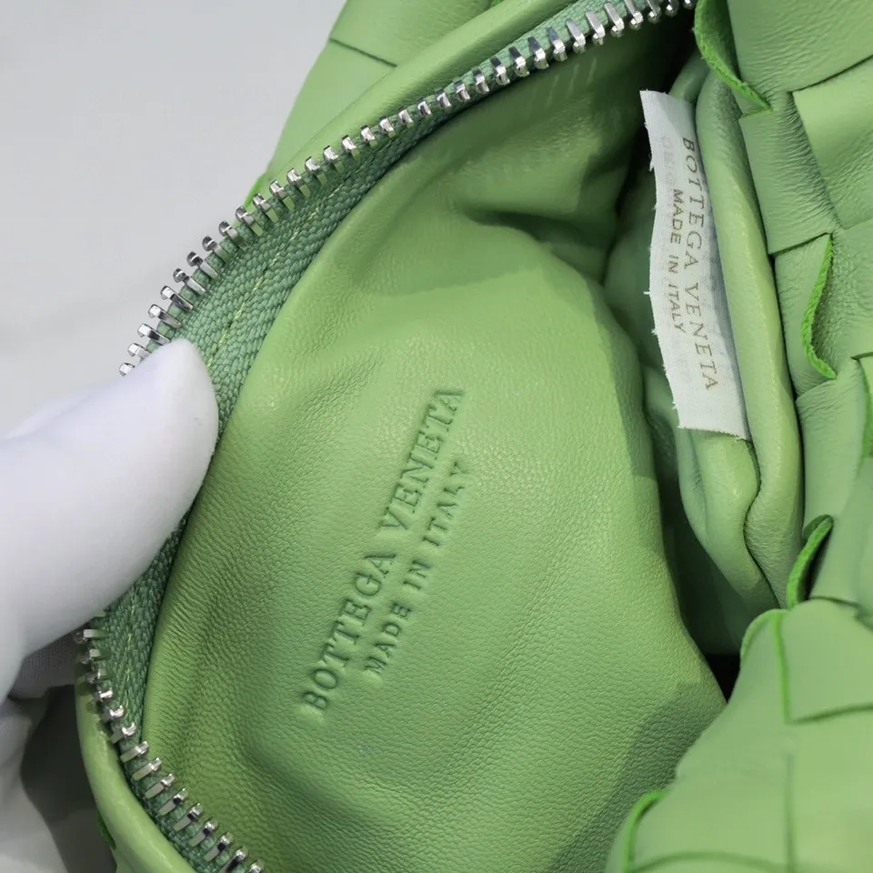 Batch 1120 Bv early spring series new product Mini Jodie 💙The new method is to round the corners on the original basis, and knot the round hobo bag with classic woven leather. The most iconic triangular pull-out design, using sheepskin draped soft shape, is super suitable for concave shapes ~ Jodie feels really gentle to people, it is definitely the best item for daily matching, unchanged weaving, new element twists, small and versatile, the new favorite of street style Internet celebrities, size 23x28x8 (6699-1)
